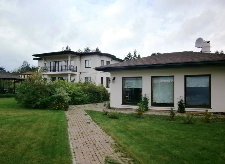 Шикарный дом в Юрмале на стороне реки...